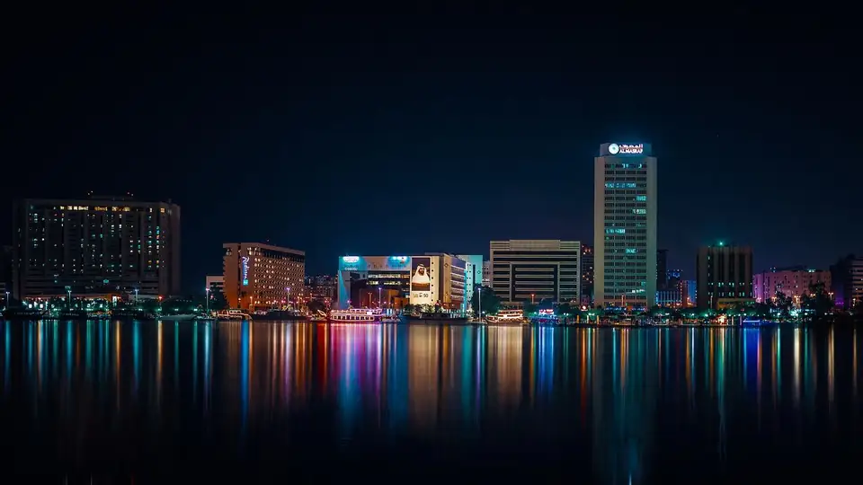 Al Hamra / Cove café strip